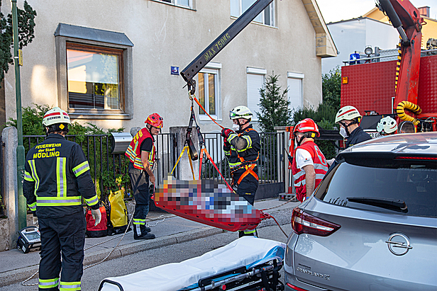 Rettung einer verletzten Person aus Obergeschoss