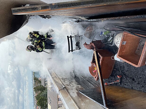 Brand am Dach eines Mehrparteienwohnhauses