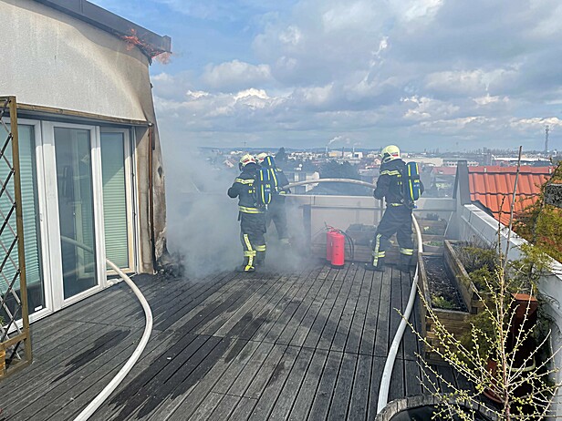 Brand am Dach eines Mehrparteienwohnhauses