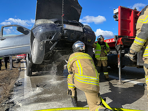 PKW Brand auf der S1