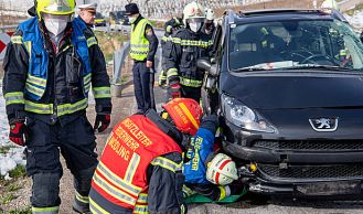 Vorschaubild: Verkehrsunfall mit vermutlich eingeklemmter Person