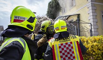 Vorschaubild: Person aus brennedem Wohnhaus gerettet