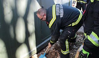 Vorschaubild: Hund steckt unter Container fest