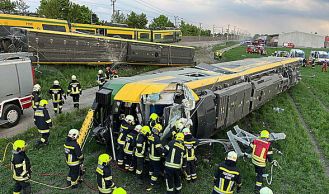 Vorschaubild: Zugsunglück in Münchendorf: Lokführer von Feuerwehr befreit 