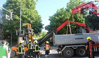 Vorschaubild: LKW kollidiert mit Bahnbrücke