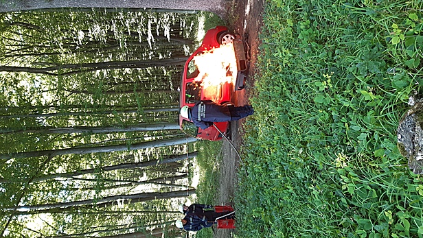 Station PKW-Brand mit vermutlich einer eingeschlossenen Person