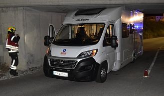 Vorschaubild: Wohnmobil steckt fest