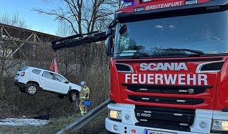 Vorschaubild: PKW im Bachbett