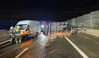 Vorschaubild: Umgestürzter PKW-Anhänger