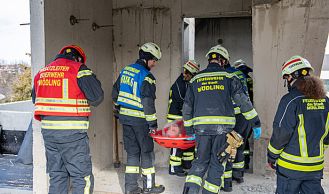 Vorschaubild: Person auf Baustelle in Notlage