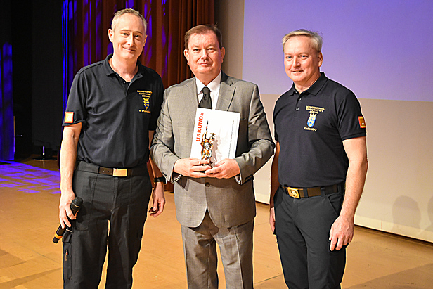 v.l.n.r. Bezirksfeuerwehrkommandant Michael Bruckmüller, Bürgermeister Herbert Janschka,Bezirksfeuerwehrkommandant Stellvertreter Christian Giwiser 