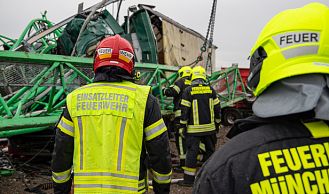 Vorschaubild: Turmdrehkran stürzt auf LKW