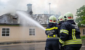Vorschaubild: Sieben Feuerwehren bei Dachstuhlbrand 