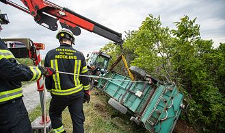 Vorschaubild: Bergung eines Traktors mit Anhänger 