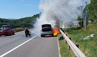 Vorschaubild: Pkw geriet auf der Autobahn in Brand