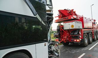Vorschaubild: Menschenrettung nach Busunfall