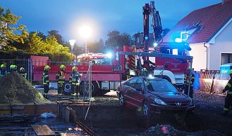 Vorschaubild: PKW stürzt in Baugrube