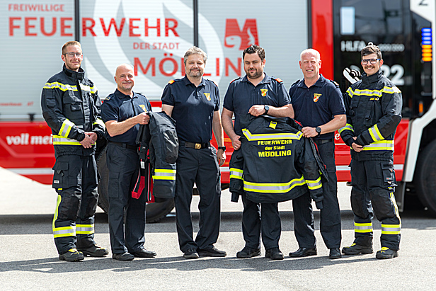 Am Bild v.l.n.r. Zeugmeister Philipp Ropez, Verwalter Georg Fröschl, Kommandant Werner Hauser, 1. Kommandant Stv. Peter Kolar, 2. Kommandant Stv. Thomas Stöhr und Zeugmeister Gehilfe Martin Drabek