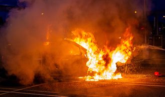 Vorschaubild: Fahrzeugbrand während Festvorbereitungen 