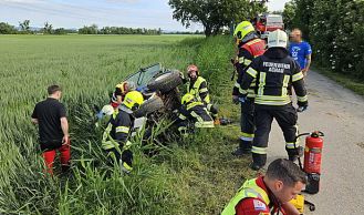 Vorschaubild: Person unter Traktor eingeklemmt