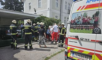 Vorschaubild: Eingeklemmte Person in Schiebetor