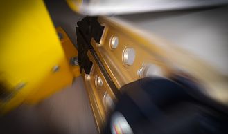 Vorschaubild: Lastenaufzug abgestürzt, Feuerwehr befreit Mann