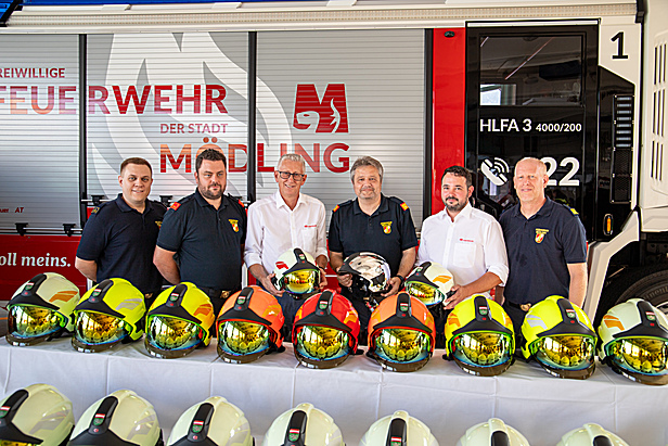 Herstellerfirma mit dem Kommando der FF Mödling