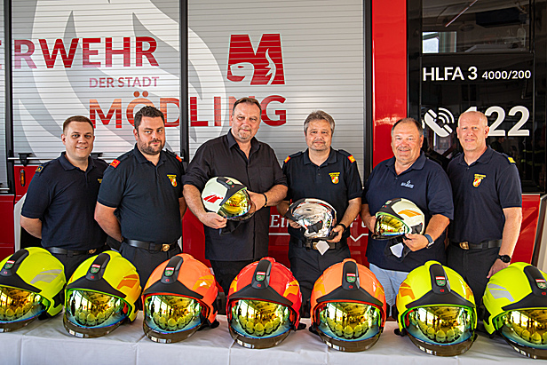 Die Sponsoren gemeinsam mit dem Kommando der FF Mödling