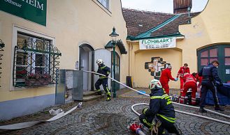 Vorschaubild: Zimmerbrand mit Menschenrettung im alten Feuerwehrhaus