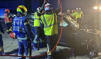 Vorschaubild: E-Fahrzeuge kollidieren - Folgenschwerer Verkehrsunfall 