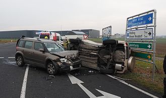 Vorschaubild: Pkw nach Zusammenstoß zur Seite gekippt