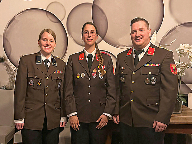 Das neue Feuerwehrkommando: Elisabeth Di Lena, Denise Leitgeb und Alexander Hllousek