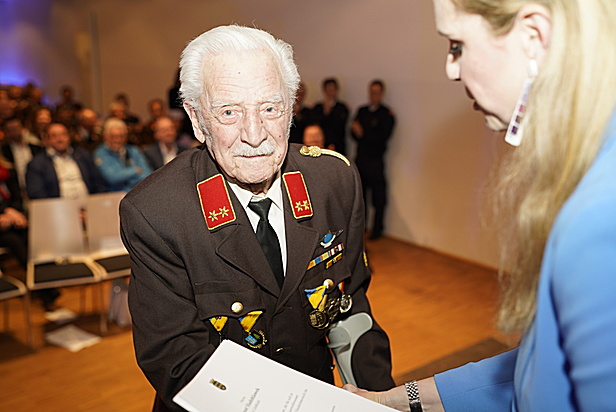 Ehrenzeichen NÖ LREG 70 Jahre: August Sladohlawek, FF Gießhübl