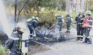 Vorschaubild: Fahrzeugbrand bedroht Gebäude