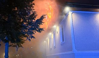 Vorschaubild: Zwei Verletzte bei Dachstuhlbrand 