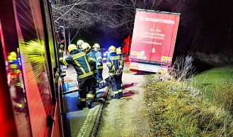 Vorschaubild: Sattelzug gerät in Schieflage