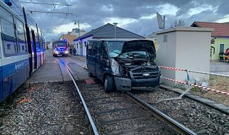 Vorschaubild: Verkehrsunfall: Pkw gegen Badner Bahn