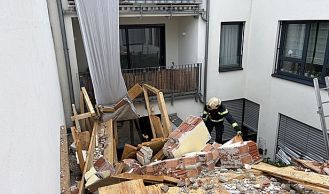 Vorschaubild: Mauer stürzt auf Gerüst