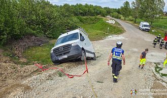 Vorschaubild: Transporter droht abzustürzen 