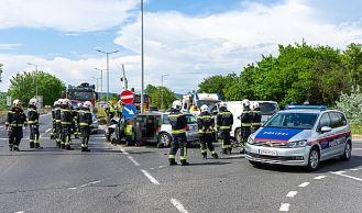 Vorschaubild: Menschenrettung: Kleintransporter gegen Kombi