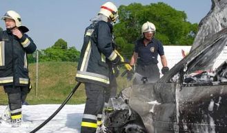 Vorschaubild: PKW ging nach Verkehrsunfall in Flammen auf