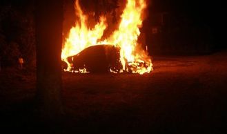 Vorschaubild: Auto im Vollbrand in Achau