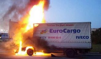 Vorschaubild: Schaumangriff bei LKW Brand