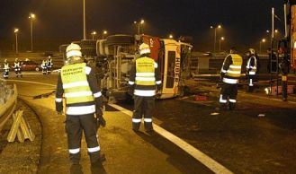 Vorschaubild: LKW stürzt auf der Autobahn um - ein Verletzter