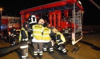 Vorschaubild: Auspumparbeiten auf der A2 in Laxenburg
