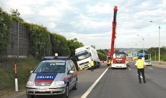 Vorschaubild: LKW-Bergung  auf der A21 bei Brunn