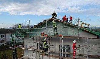 Vorschaubild: Verletzter Bauarbeiter auf Dach in Laxenburg