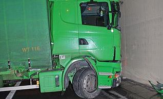 Vorschaubild: LKW-Bergung im Tunnel S 1 