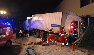 Vorschaubild: Menschenrettung aus LKW in Wr. Neudorf