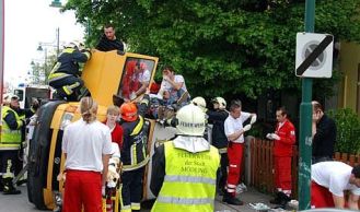Vorschaubild: Person in Fahrzeug eingeklemmt